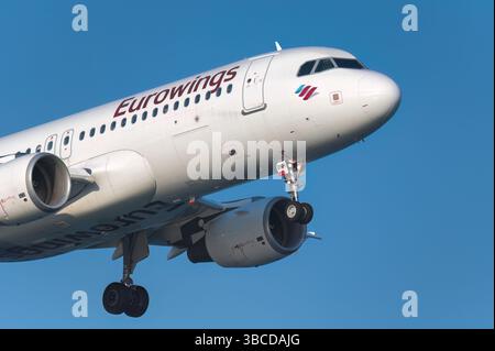 Larnaka, Zypern - 29. Juni 2024: Modernes Passagierflugzeug fliegt im blauen Himmel, Fahrwerk verlängert, Vorbereitung auf die Landung Stockfoto