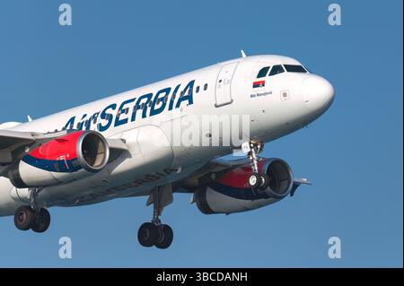 Larnaca, Zypern - 29. Juni 2024: Air Serbia Airbus A319 nähert sich der Landebahn mit abgesenktem Fahrwerk und ausgefahrenen Laschen Stockfoto