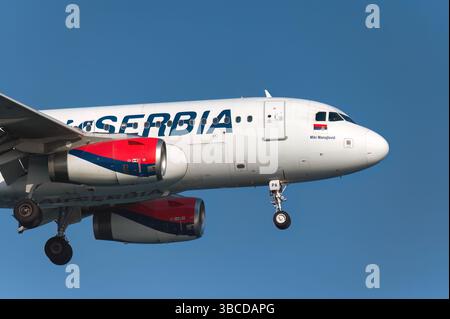 Larnaca, Zypern – 29. Juni 2024: Air Serbia Flugzeuge fliegen gegen einen hellblauen Himmel Stockfoto