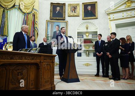 Washington, Usa. Mai 2025. Eric Trump, Executive Vice President von Trump Organization Inc., Center, und US-Präsident Donald Trump, verließen am Montag, den 19. Mai, während einer Veranstaltung mit Strafverfolgungsbeamten im Oval Office des Weißen Hauses in Washington, DC, USA. 2025. Trump sagte heute, dass Moskau und Kiew nach einem Telefonat mit dem russischen Präsidenten am Montag "sofort" Gespräche über die Beendigung des Krieges in der Ukraine aufnehmen würden. Fotograf: Samuel Corum/Pool/SIPA USA Credit: SIPA USA/Alamy Live News Stockfoto