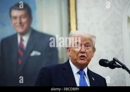 Washington, Usa. Mai 2025. US-Präsident Donald Trump spricht während einer Veranstaltung mit Strafverfolgungsbeamten im Oval Office des Weißen Hauses in Washington, DC, USA, am Montag, den 19. Mai. 2025. Trump sagte heute, dass Moskau und Kiew nach einem Telefonat mit dem russischen Präsidenten am Montag "sofort" Gespräche über die Beendigung des Krieges in der Ukraine aufnehmen würden. Fotograf: Samuel Corum/Pool/SIPA USA Credit: SIPA USA/Alamy Live News Stockfoto