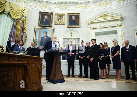Washington, Usa. Mai 2025. US-Präsident Donald Trump spricht während einer Veranstaltung mit Strafverfolgungsbeamten im Oval Office des Weißen Hauses in Washington, DC, USA, am Montag, den 19. Mai. 2025. Trump sagte heute, dass Moskau und Kiew nach einem Telefonat mit dem russischen Präsidenten am Montag "sofort" Gespräche über die Beendigung des Krieges in der Ukraine aufnehmen würden. Fotograf: Samuel Corum/Pool/SIPA USA Credit: SIPA USA/Alamy Live News Stockfoto