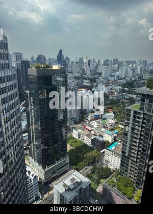 Wolkenkratzer in Bangkok mit Blick auf die Skyline mitten im Stadtzentrum, Geschäftsviertel im Stadtzentrum mit atemberaubender Infrastruktur für städtisches Wachstum. Moderne Türme in der thailändischen Metropole. Stockfoto