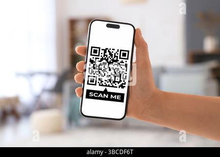 Frau, die ein Smartphone mit QR-Code auf dem Bildschirm hält, Nahaufnahme Stockfoto