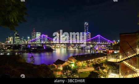 Story Bridge beleuchtet die Skyline von brisbane bei Nacht vom Känguru Point Aussichtspunkt Stockfoto