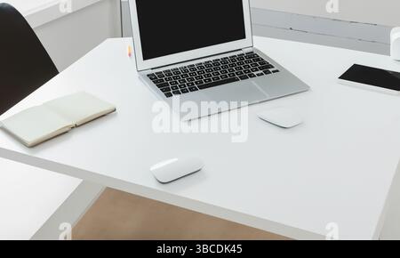 Sauberer und übersichtlicher Bürotisch in Draufsicht mit Platz für Text Stockfoto