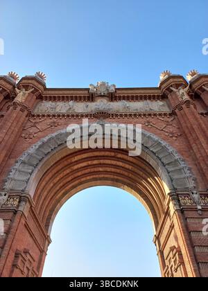 Barcelona Katalonien Spanien. April 2025. Arc de Triomf, von unten aufgenommen, mit einer komplexen maurischen Architektur und dekorativen Steinen Stockfoto