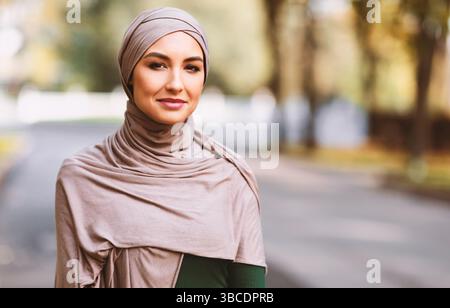 Portrait Einer Glücklichen Muslimischen Frau, Die Im Traditionellen Hijab Im Freien Steht Stockfoto