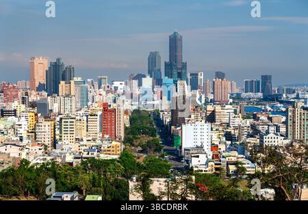 Skyline der Stadt Kaohsiung in Taiwan vom Shoushan Mountain Stockfoto