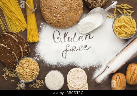 Glutenfreie Inschrift und verschiedene gesunde Produkte Stockfoto