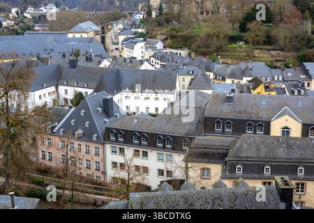 Farbenfrohe und traditionelle Gebäude der Altstadt in Luxemburg-Stadt. Foto an einem bewölkten Wintertag Stockfoto
