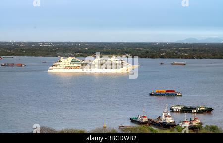 Bezirk 7, Ho-Chi-Minh-Stadt, Vietnam - 5. März 2025: 5-Sterne-Kreuzfahrtschiff SEABOURN ENCORE auf dem Saigon River. Stockfoto