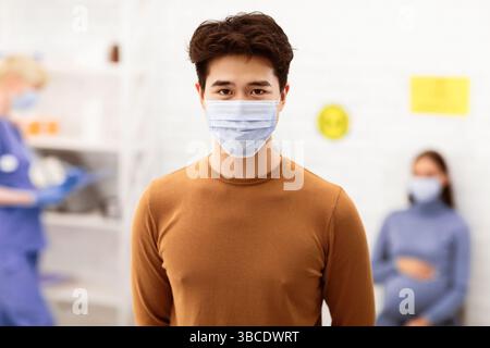Chinesischer Männlicher Patient Infiziert Mit Covid-19 Infektion Stehend Im Krankenhaus Stockfoto