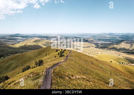 Blick auf die Drohne im Herbst. Grün, orange und rot. Stockfoto