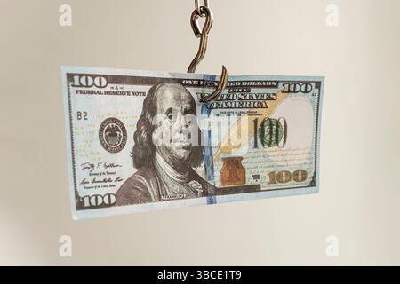 US-Dollar-Rechnung auf Fischhaken. Abhängigkeit vom Dollarkonzept Stockfoto