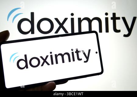 Indien. Mai 2025. In dieser Fotoabbildung wird ein Doximity-Logo auf einem Smartphone und im Hintergrund angezeigt. Quelle: SOPA Images Limited/Alamy Live News Stockfoto