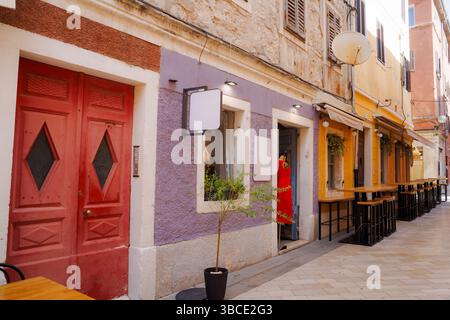 Blick auf die sonnige bunte Steinstraße der antiken Stadt Pula, Kroatien Stockfoto