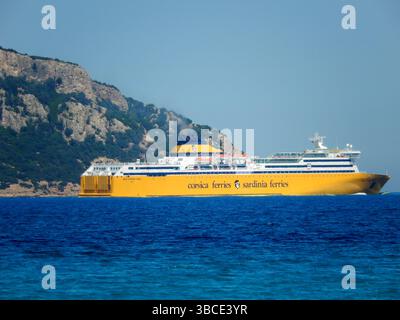 Die Fähre Moby Lines, von der italienischen Reederei, hat im Hafen von Olbia auf Sardinien und während des Hafens von Civitavecchia 06,2014 vor Anker gebracht Stockfoto