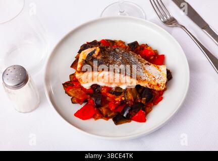 Gebackenes Lachsfilet mit Gemüsemischung Stockfoto