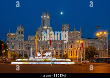 Nächtlicher Blick auf den cibeles-Brunnen und das Rathaus in madrid Stockfoto