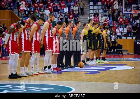 Girona, Spanien. Mai 2025. Spieler und Schiedsrichter, die vor dem Spiel des Basketball ACB Liga Endesa Spieltags 30 zwischen Basquet Girona und La Laguna Teneriffa im Fontajau Pavillon gesehen wurden. Basquet Girona 84 : 93 La Laguna Teneriffa (Foto: David Pastor Andres/SOPA Images/SIPA USA) Credit: SIPA USA/Alamy Live News Stockfoto