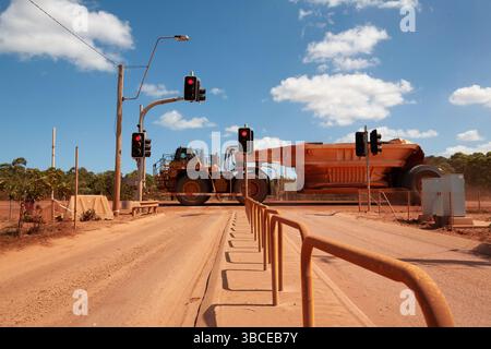 Eisenerzbergbau Truck 412634 Überqueren von Ampeln riesige Deponie Straßenlandschaft Fahrzeug Action bewölkter Himmel weipa cape york Halbinsel queensland australien Stockfoto