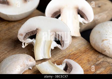 Kochen Sie ein Gericht mit Pilzen, die auf einer Tafel in Stücke geschnitten wurden, reife Pilze zum Kochen Stockfoto