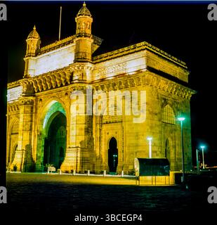 Das Gateway of India ist ein im frühen 20. Jahrhundert in der Stadt Mumbai, Indien, erbautes Bogendenkmal. Es wurde errichtet, um der Landung von König-Kaiser George V zu gedenken, dem ersten britischen Monarchen, der Indien besuchte, im Dezember 1911 an der Strand Road in der Nähe des Wellington Fountain. Stockfoto