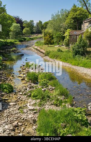 Niedrigwasserstand am Fluss Aire in Gargrave im Norden Yorkshires Stockfoto