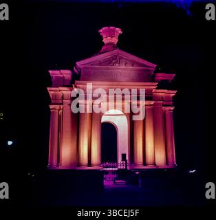 Aayi Mandapam ist ein weißes Denkmal in Pondicherry, Indien, erbaut während Napoleon III., Kaiser von Frankreich. Es liegt im Zentrum des Bharati Parks. Das Denkmal erinnert an die Wasserversorgung der französischen Stadt während seiner Herrschaft. Es wurde nach einer Kurtisane namens Āyi benannt. Das offizielle Emblem von Pondicherry ist ein eleganter weißer Pavillon, gekrönt von einem Fleur-de-Lis, den formellen königlichen Armen Frankreichs. Nicht viele wissen das über Aayi Mandapam, das unberührte Denkmal hinter der Ikone. Stockfoto