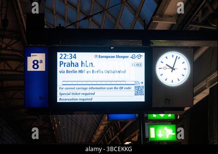 Amsterdam Niederlande 19. Mai 2025. Amsterdam CS Centraal Station fährt an Bord des internationalen europäischen Schlafzugs nach Prag über Berlin Hbf und Berlin Ostbahnhof. Deutschland, Tschechische republik, Praag, trein, Übernachtung, Verkehr, Personenverkehr, Stockfoto