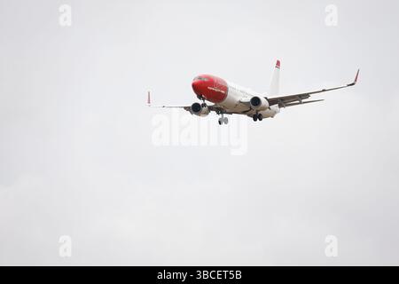 Alicante, Spanien - 28. Januar 2025: Flugzeug der norwegischen Firma nähert sich dem Flughafen mit bewölktem Himmel in Alicante Stockfoto