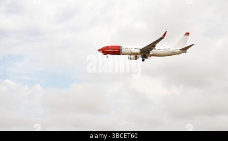 Alicante, Spanien - 28. Januar 2025: Flugzeug der norwegischen Firma nähert sich dem Flughafen mit bewölktem Himmel in Alicante Stockfoto
