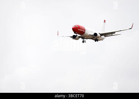 Alicante, Spanien - 28. Januar 2025: Flugzeug der norwegischen Firma nähert sich dem Flughafen mit bewölktem Himmel in Alicante Stockfoto