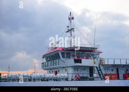 Bali, Indonesien - 17. Mai 2025, Nahaufnahme der Schiffsbrücke mit Ausrüstung. Bei bewölktem Wetter auf der Bali Strait Stockfoto
