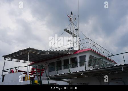 Bali, Indonesien - 17. Mai 2025, Nahaufnahme der Schiffsbrücke mit Ausrüstung. Bei bewölktem Wetter auf der Bali Strait Stockfoto