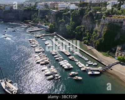 Blick aus der Vogelperspektive auf das Sorrento Holiday Beach Resort Italien Stockfoto