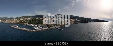 Panoramablick auf Porto di Sorrent, Hafen von Sorrent und Marina. Sorrent, Italien Stockfoto