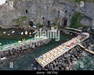 Blick aus der Vogelperspektive auf das Sorrento Holiday Beach Resort Italien Stockfoto