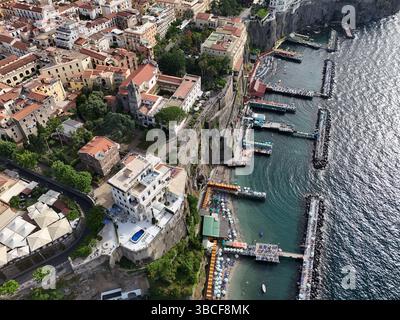 Blick aus der Vogelperspektive auf das Sorrento Holiday Beach Resort Italien Stockfoto