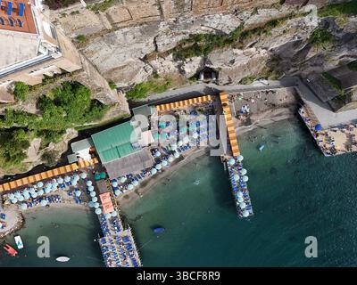 Blick aus der Vogelperspektive auf das Sorrento Holiday Beach Resort Italien Stockfoto