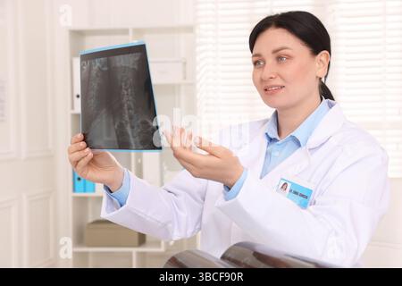 Arzt untersucht Hals-MRT in der Klinik Stockfoto