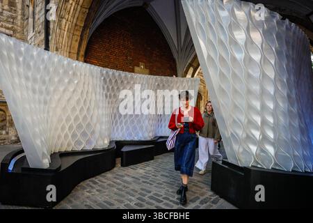London, Großbritannien. Mai 2025. Öffentlicher Rundgang durch die Installation. Harmonic Tides ist eine 3D-gedruckte Installation am historischen St. John's Gate, die an Wellen des Architekten Arthur Mamou-Mani erinnert. Die Clerkenwell Design Week kehrt vom 20. Bis 22. Mai 2025 zur EC1 in London zurück und markiert damit die bisher größte und dynamischste Ausgabe. Quelle: Imageplotter/Alamy Live News Stockfoto
