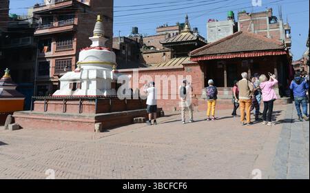 Touristen vor dem Wakupati Narayan Tempel in Bhaktapur, Nepal. Stockfoto