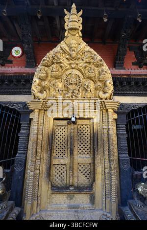 Die wunderschöne goldene Tür am Wakupati Narayan Tempel in Bhaktapur, Nepal. Stockfoto