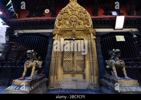 Die wunderschöne goldene Tür am Wakupati Narayan Tempel in Bhaktapur, Nepal. Stockfoto