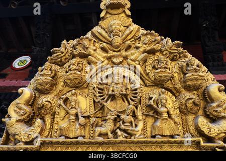 Wunderschöne Reliefs schmücken den Wakupati Narayan Tempel in Bhaktapur, Nepal. Stockfoto
