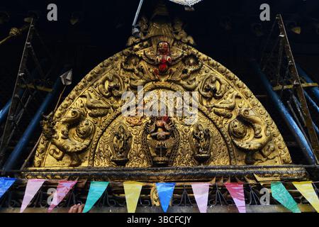 Wunderschöne Reliefs schmücken den Wakupati Narayan Tempel in Bhaktapur, Nepal. Stockfoto