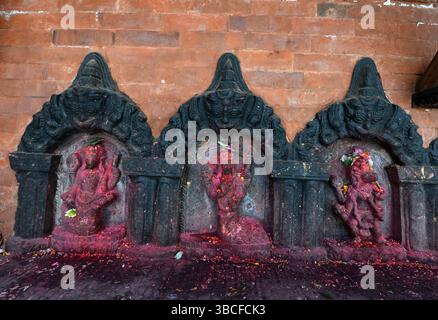 Reliefs der Hindugotter im Wakupati Narayan Tempel in Bhaktapur, Nepal. Stockfoto