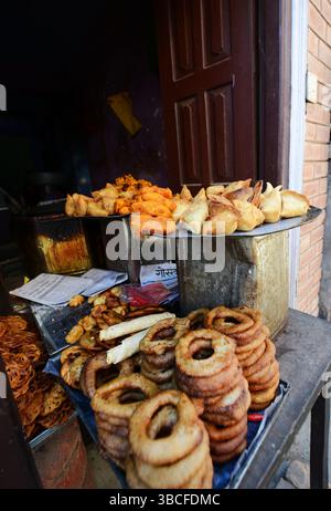 Samosa & Pakoras und andere herzhafte Snacks, die in einem kleinen Teeladen in Bhaktapur, Nepal, verkauft werden. Stockfoto